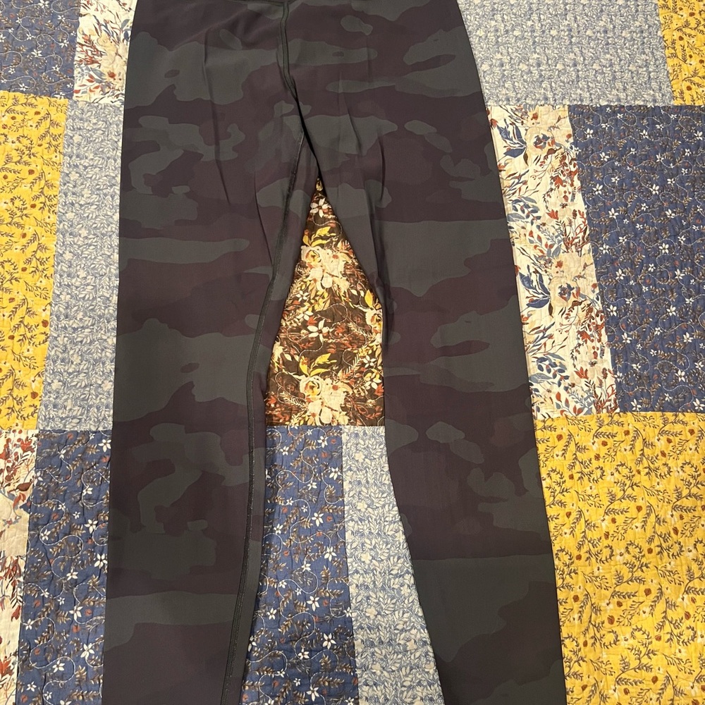 ALO Yoga Camouflage Leggings *wear* - Picture 2 of 7